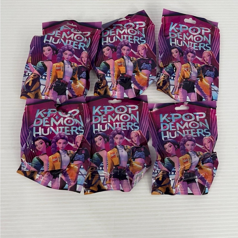4 K-Pop Demon Hunters Collectible Mystery Figure Bags